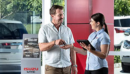 Picture of a customer service advisor conversing with a clien