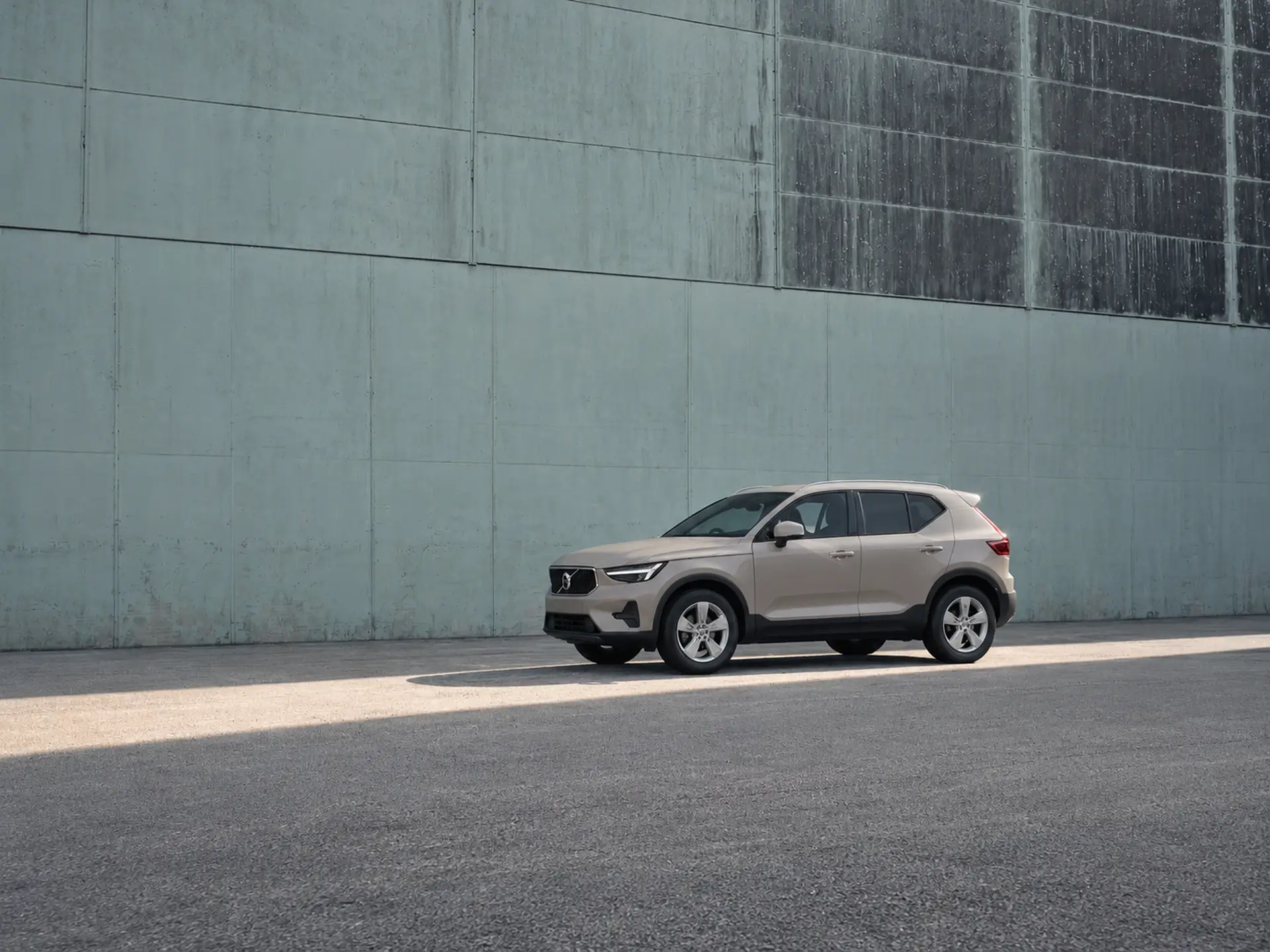 Volvo XC40 compact mild hybrid SUV